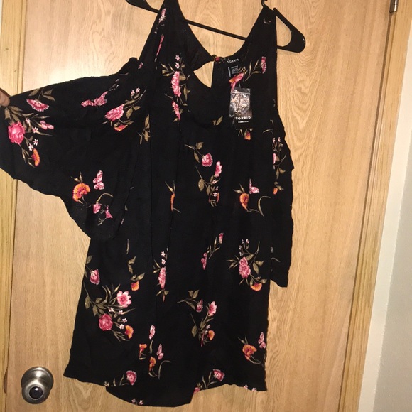 Cold shoulder floral torrid top NWT - Picture 3 of 4